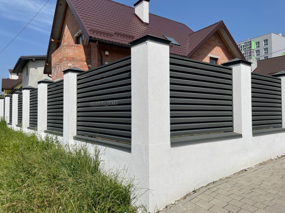 Жалюзі на паркан та білі стовпи