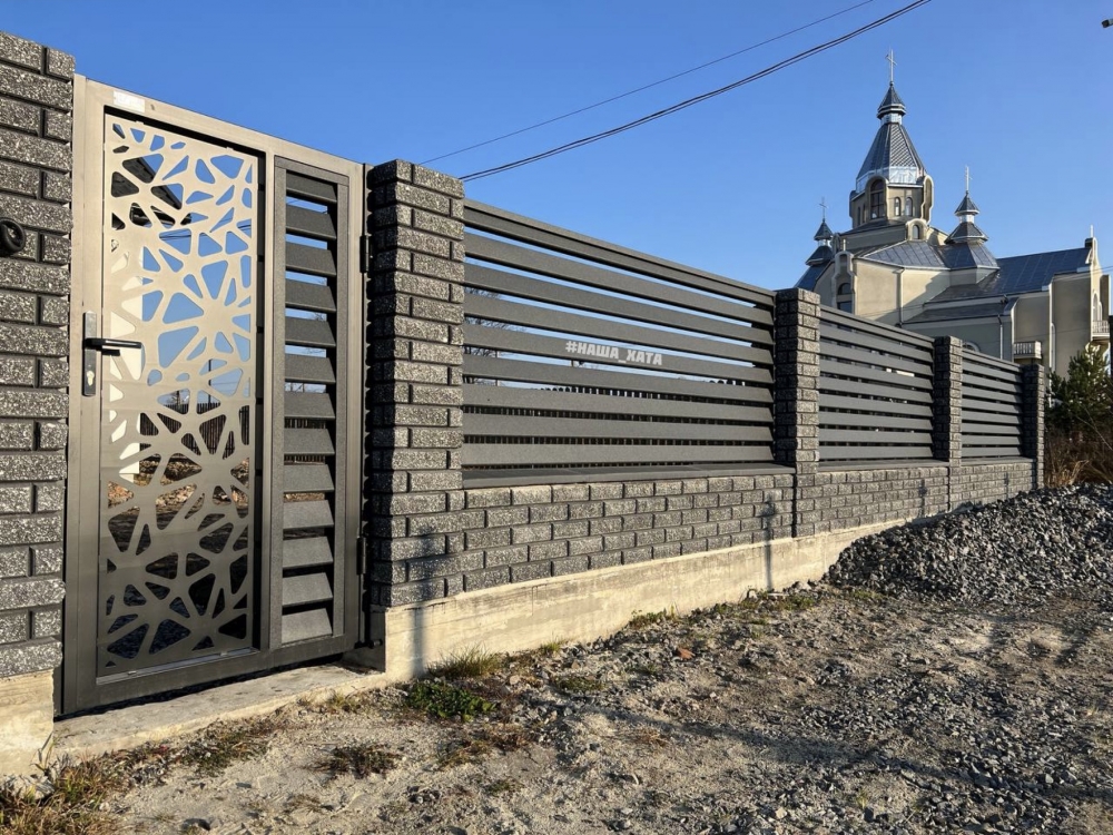 Паркан жалюзі з декор-вставками у прольотах