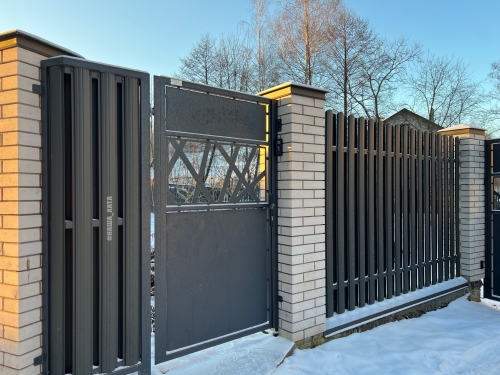 Унікальні металеві ворота та хвіртка