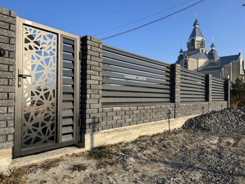 Паркан жалюзі з декор-вставками у прольотах